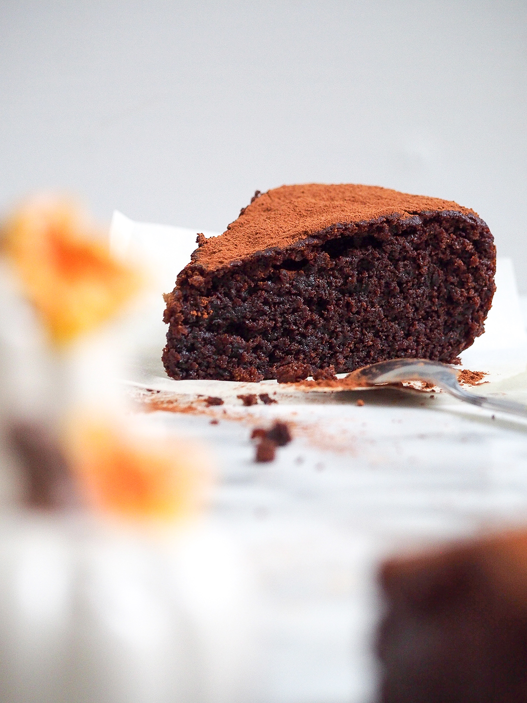 Chocolate cake lover photography degustabox colaboracion fotografia minimalista creacion de contenido tarta de chocolate oetker reposteria